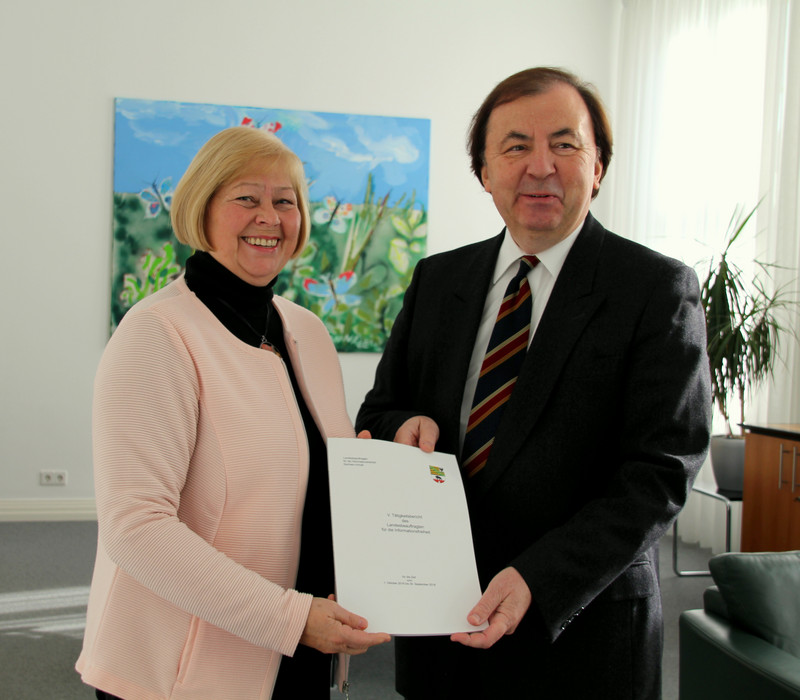 Übergabe des Tätigkeitsberichts an die Landtagspräsidentin Frau Brakebusch